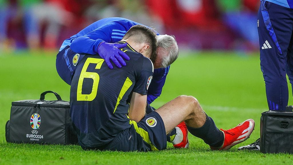 Kieran Tierney kannettiin paareilla pois kentältä takareisivamman takia.