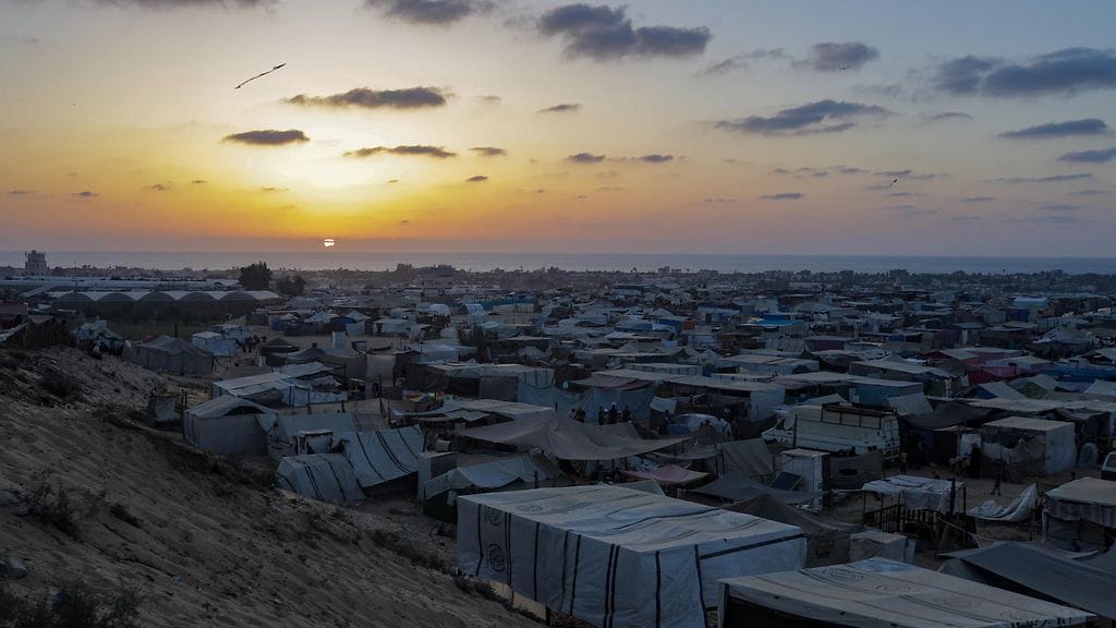 Siirtymään joutuneet palestiinalaiset pystyttävät telttojaan Khan Yunisin leirillä Gazan eteläosassa sen jälkeen, kun heidät on evakuoitu Rafahin kaupungista Gazan eteläosassa 18. kesäkuuta 2024.