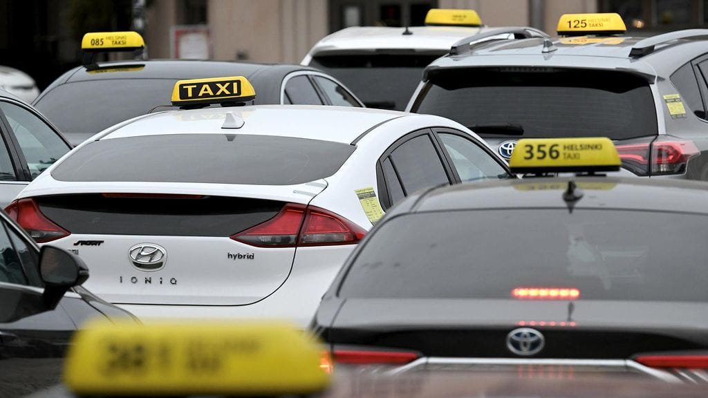 Takseja taksitolpalla Elielinaukiolla Helsingissä helmikuussa. Kuvituskuva.