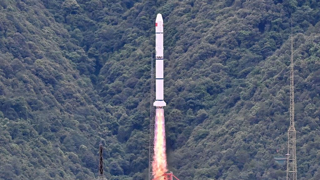 Kiinan ja Ranskan yhdessä kehittämä SVOM-satelliitti (Space Variable Objects Monitor) laukaistiin taivaalle Xichangin avaruustukikohdasta Kiinan lounaisessa Sichuanin maakunnasta tänään juhannuspäivänä.
