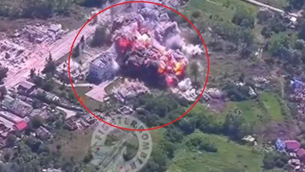 Kuvakaappaus videosta, jossa väitetään näkyvän, miten Venäjä käyttää FAB-3000 M-54 -pommia Ukrainassa.