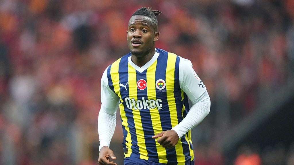 Michy Batshuayita on huhuttu Galatasarayhin. Hän on aiemmin edustanut Besiktasia ja pelasi viime kaudella Fenerbahcessa.