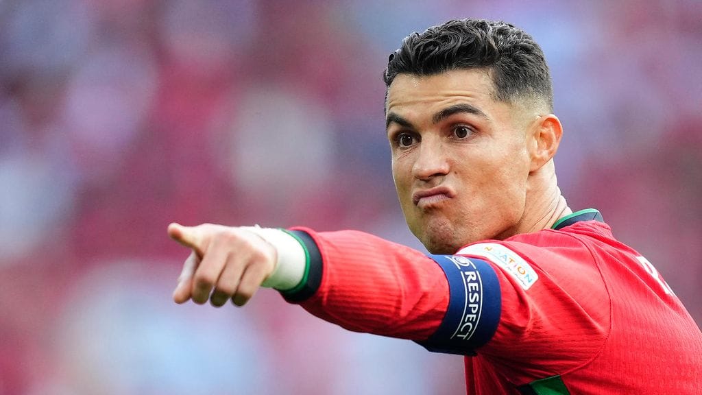 Cristiano Ronaldo käski faneja pysymään loitolla.