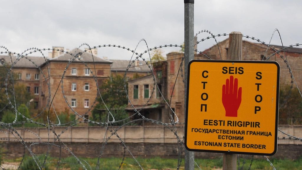 Venäjän puolen rajamuodollisuudet hidastuivat Virossa torstaina niin paljon, että Narvan raja piti Viron mukaan sulkea väliaikaisesti. Viroa ja Venäjää erottaa Narvassa toisistaan Narva-joki, ja rajan molemmin puolin on linnoitus. Narvan puolella on museolinna ja Venäjän puolella Ivangorodin linna. Kuvituskuva.