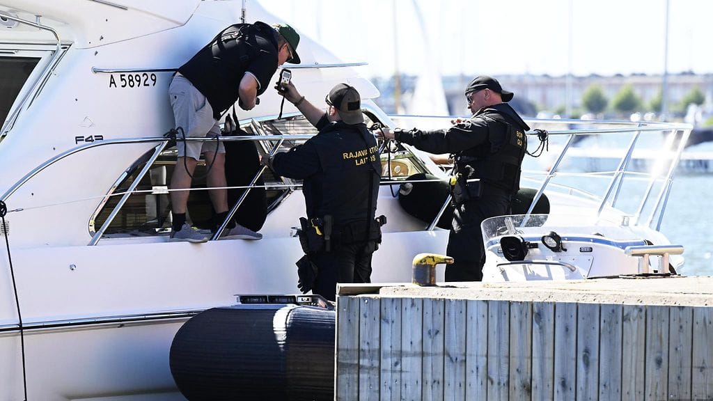 LK 23.6.2024 Veneilijä puhaltaa alkometriin puhtaan nollat Rajavartiolaitoksen vesiliikennevalvonnan yhteydessä Helsingissä juhannuspäivänä 22. kesäkuuta 2024.