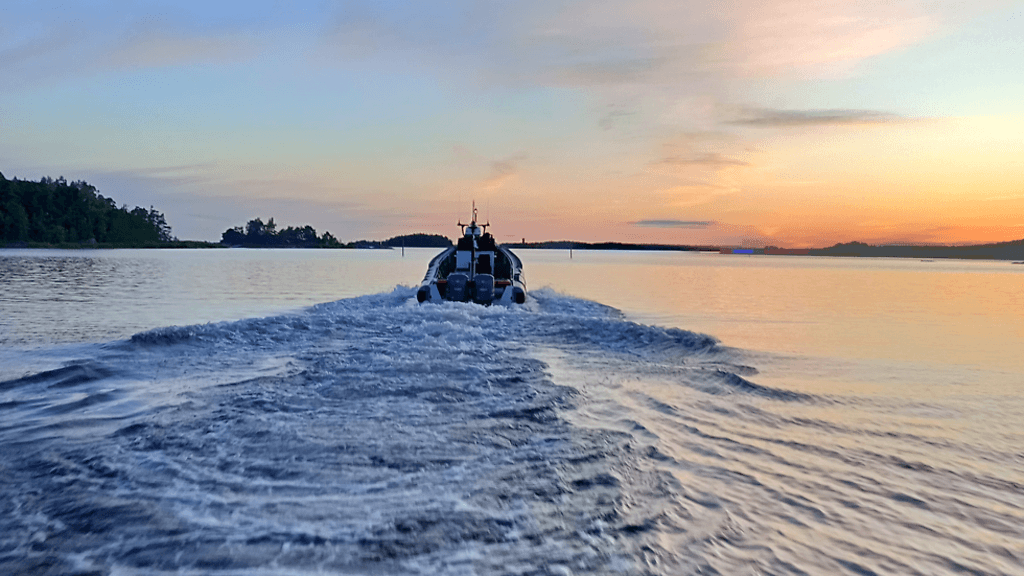 Suomenlahden merivartiostolla on riittänyt juhannuksena kiirettä. Erikoisin tehtävä oli synnytyksen avustaminen partioveneessä. Kuvituskuvassa Länsi-Suomen merivartioston vene juhannuksen tiimellyksessä.