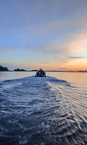 Meripelastuskeskus Turun vene matkasi kohti auringonlaskua juhannuksena 2024.