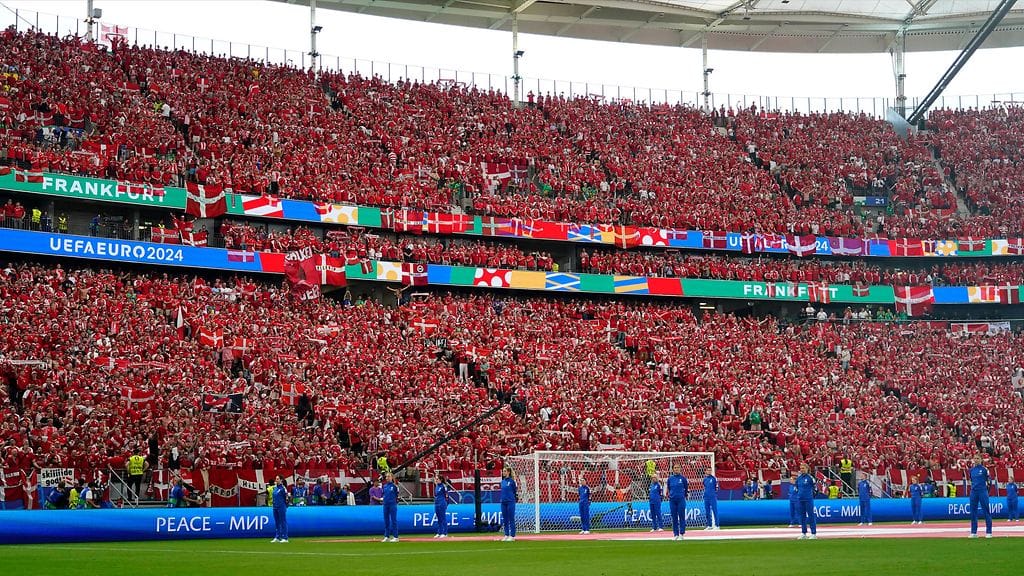 EM-kisoihin on saapunut runsaasti tanskalaisfaneja. Kuvituskuva.