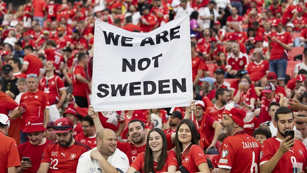 Sveitsiläiskannattajilla oli mukanaan banderolli, jossa todettiin, että he eivät ole Ruotsi.