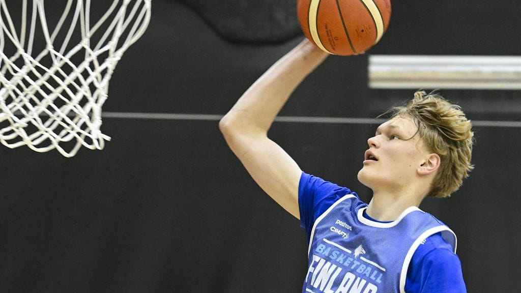 Miikka Muurinen vauhdissa ensimmäisissä harjoituksissaan Susijengissä.