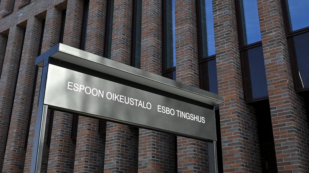 Käräjäoikeus piti raiskausta törkeänä, koska kohteena oli 16-vuotias lapsi ja koska syytetty saattoi tai ainakin osaltaan vaikutti uhrin puolustuskyvyttömään tilaan antamalla tälle lääkkeitä ja huumeita.