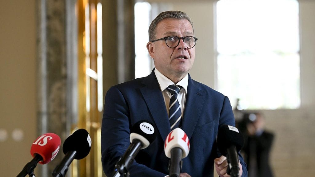Pääministeri Petteri Orpo tapasi mediaa Eduskuntatalon valtiosalissa Helsingissä ennen täysistuntoa 24. kesäkuuta.