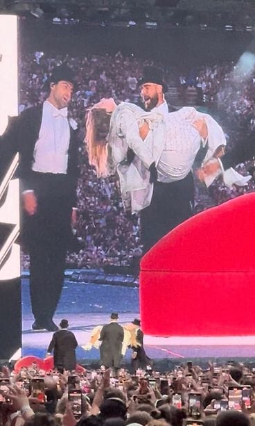 Taylor Swift Travis Kelce AOP