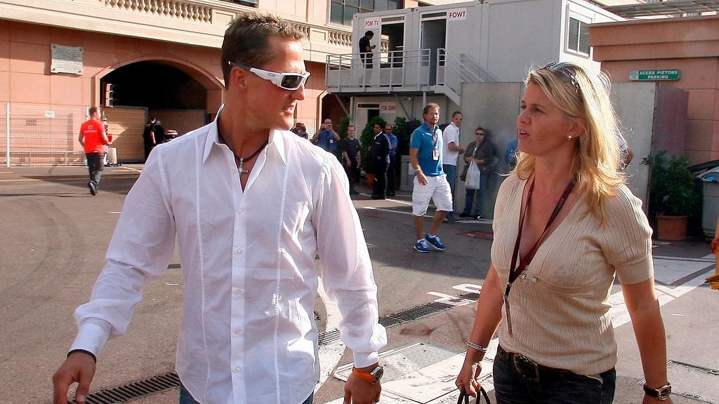 Michael Schumacher (vasemmalla) ja hänen vaimonsa Corinna Schumacher (oikealla).