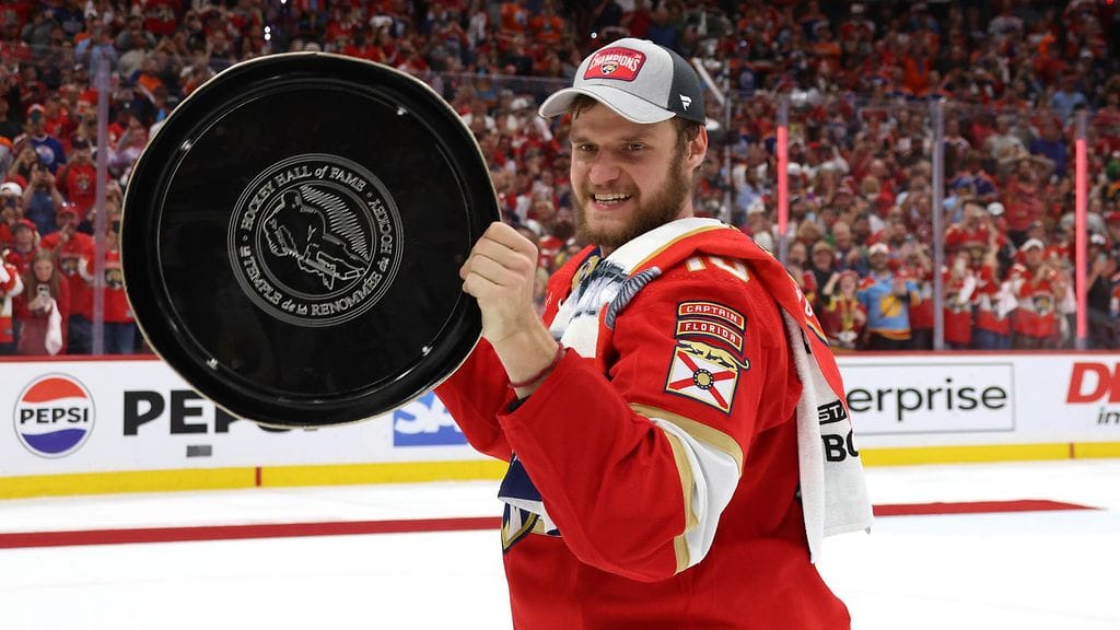 Aleksander Barkov nostaa Stanley Cup -pokaalin ensimmäisenä suomalaiskapteenina