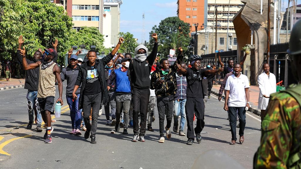 Mielenosoittajia parlamentin lähellä Kenian Nairobissa 25. kesäkuuta 2024.