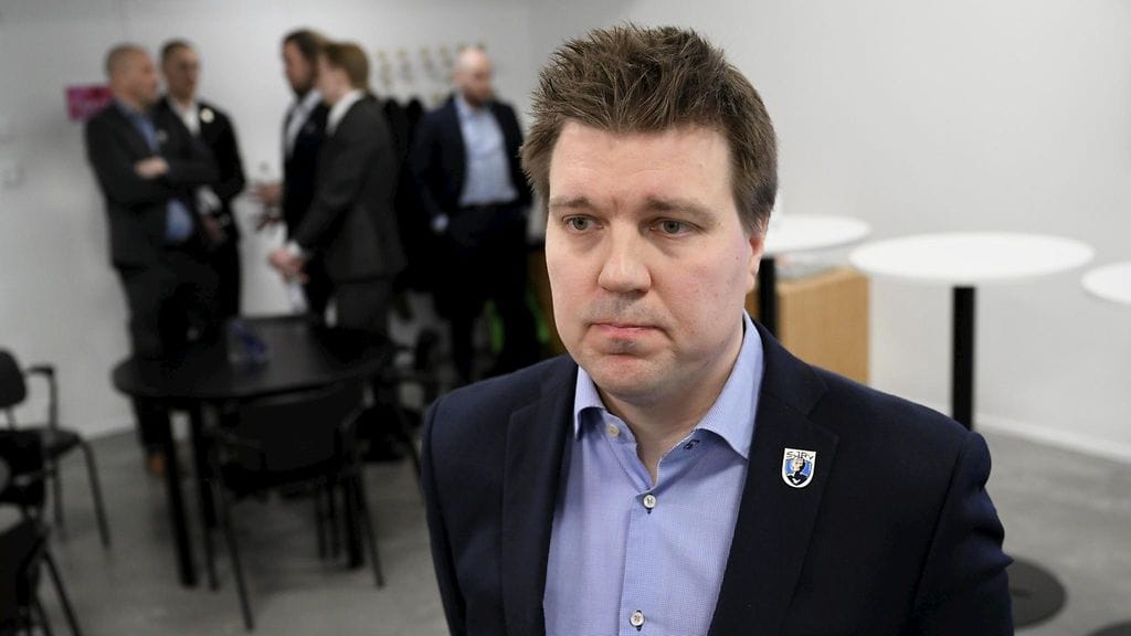 Suomen Urheilijoiden puheenjohtaja Teemu Ramstedt perää "koko eurooppalaisen pyramidimallin ravistamista ja uudistamista isolla kädellä".