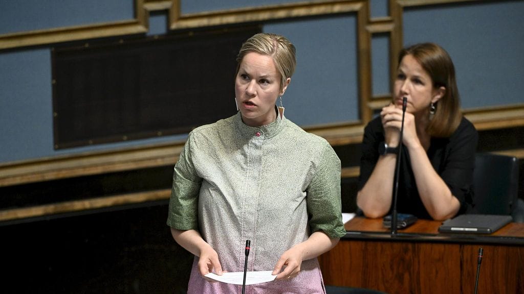 Kansanedustaja Hanna Sarkkinen ei pyri vasemmistoliiton puheenjohtajaksi perhesyiden takia, kertoo Kansan Uutiset. Lehti kertoo Sarkkisen olevan raskaana.