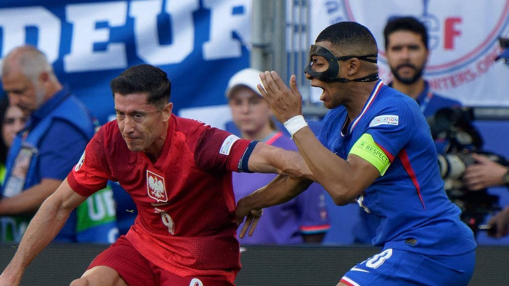 Kylian Mbappé koki kovia Robert Lewandowskin käsittelyssä.