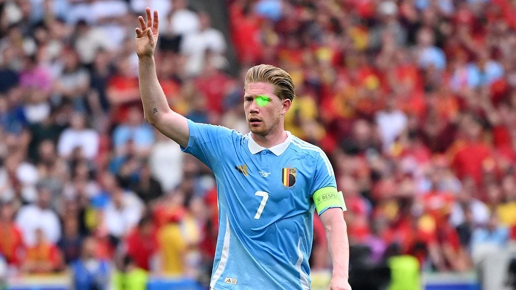 Kevin De Bruynea osoitettiin lasereilla ja peli keskeytettiin hetkellisesti.