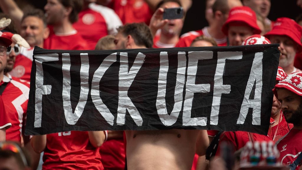 "Fuck Uefa" banderolli levitetiin esille Tanskan fanikatsomossa.