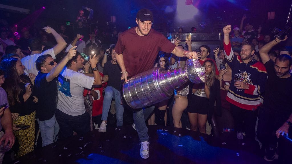 Aleksander Barkov nostaa Stanley Cup -pokaalin ensimmäisenä suomalaiskapteenina