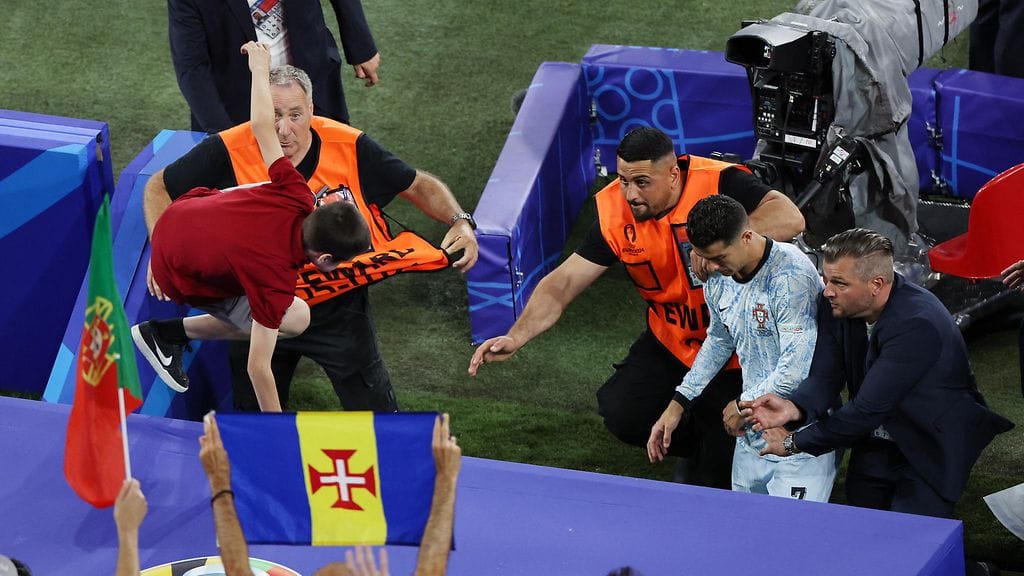 Cristiano Ronaldo oli jäädä yli-innokkaan fanin alle Georgia-ottelun jälkeen.