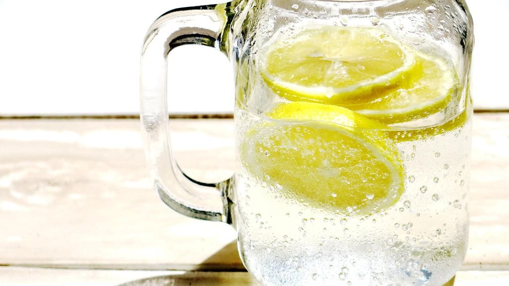 Tyypillisiä polttopisteen aiheuttavia esineitä ovat esimerkiksi vesikannut ja muut astiat, pyöreät koriste-esineet, silmälasit ja suurentavat peilit.