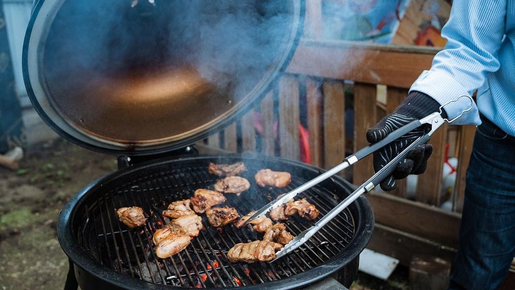 Suomalaiset ovat innostuneet broilerin grillaamisesta. Kuvituskuva.
