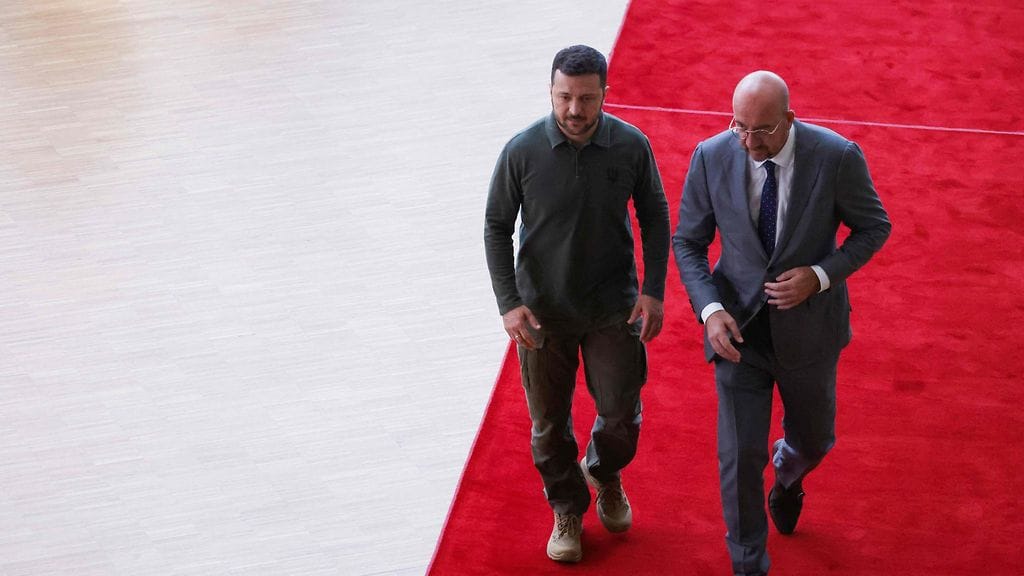 Eurooppa-neuvoston puheenjohtaja Charles Michel (oik.) ja Ukrainan presidentti Volodymyr Zelensky (vas.) kävelevät ennen Eurooppa-neuvoston huippukokousta EU:n päämajassa tänään Brysselissä.