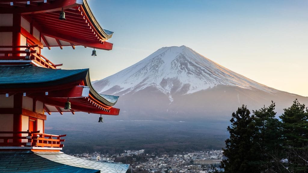 Fuji on Japanin korkein vuori, ja sille kiipeää vuosittain satoja tuhansia ihmisiä.