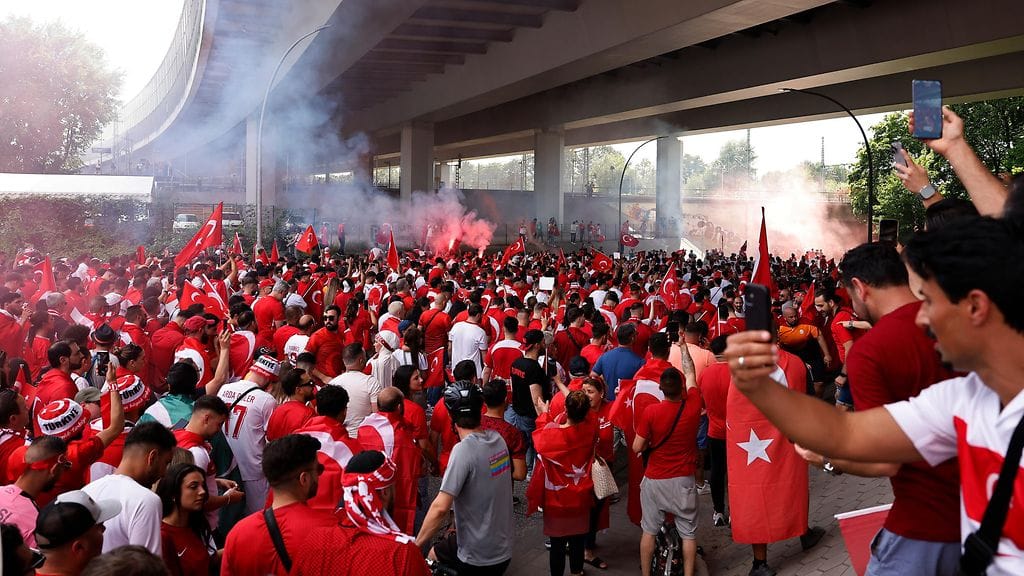 Kuvituskuva Turkin faneista Hampurissa matkalla stadionille Tshekki-otteluun.