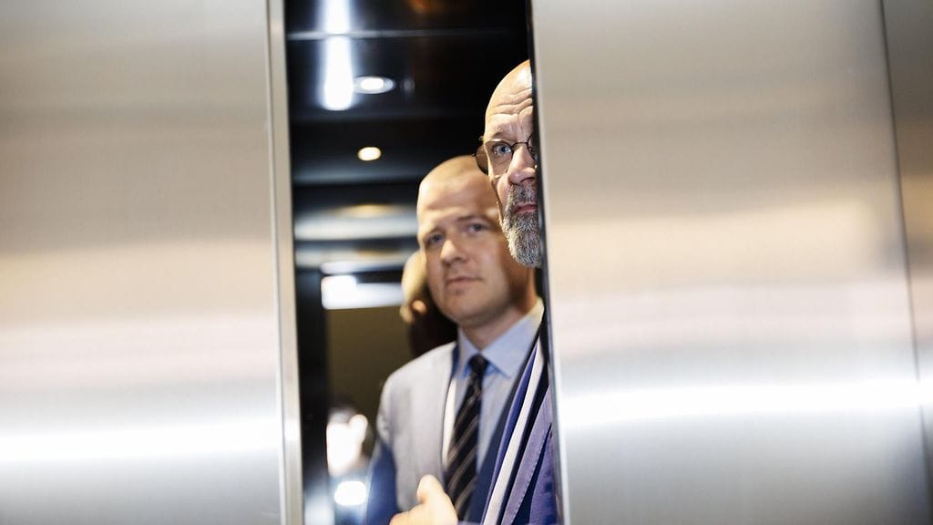 LK 27.6.2024 SDP:n Eemeli Peltonen (vas.) ja valiokunnan puheenjohtaja, perussuomalaisten Mauri Peltokangas poistuvat tauolle hallintovaliokunnan kokouksesta eduskunnassa Helsingissä 27. kesäkuuta 2024.