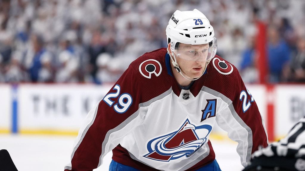 Nathan MacKinnon kirjautti NHL-kaudella 82 runkosarjaotteluun hurjat 140 (51+89) tehopistettä. 11 pudotuspelimatsiin hän naputti 14 (4+10) pinnaa.