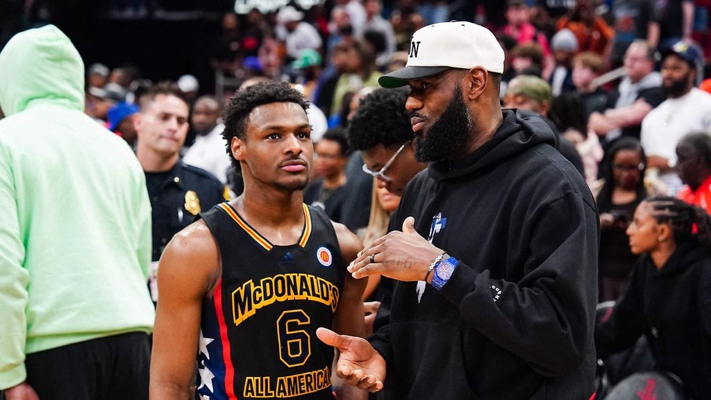 Bronny James voi pelata NBA:ssa rinnakkain isänsä LeBron Jamesin kanssa.