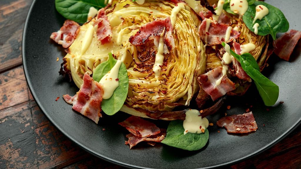 Grillatun varhaiskaalin makupariksi sopii esimerkiksi pekoni.