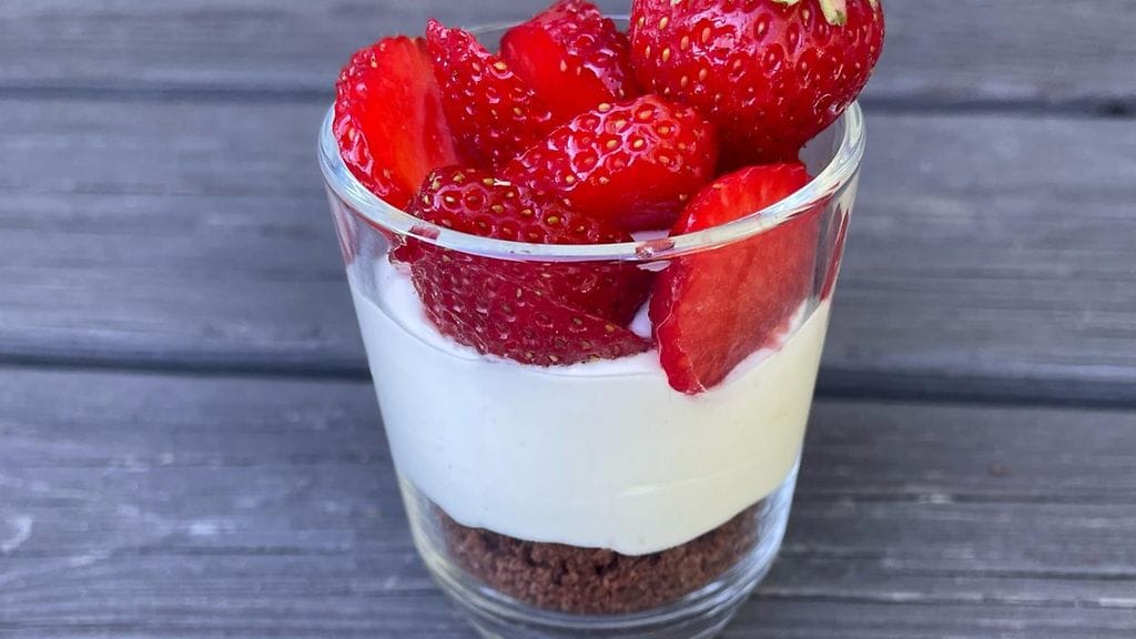 Kesän helpoin mansikkaviettelys valmistuu nopeasti.