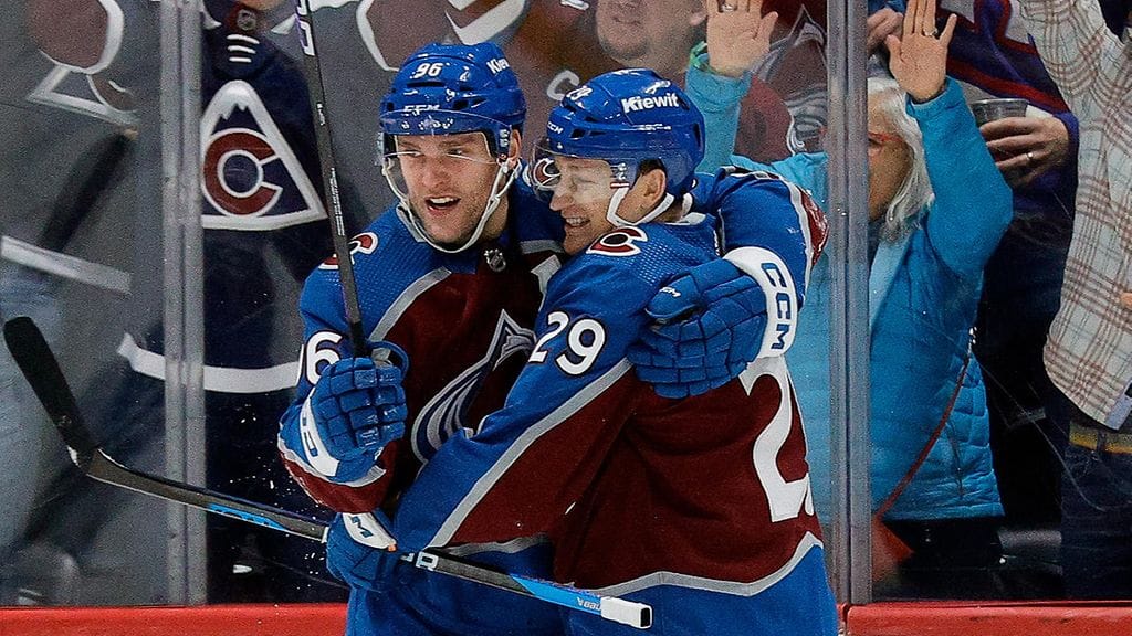 Mikko Rantanen (vas.) sai suurta tunnustusta NHL:n arvokkaimpana pelaajana palkitulta Colorado Avalanche -ketjukaveriltaan Nathan MacKinnonilta.