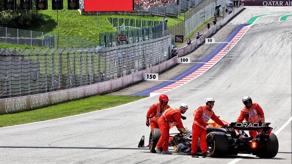 Red Bullin Max Verstappenin auto hyytyi varikkosuoran eteen Itävallassa.