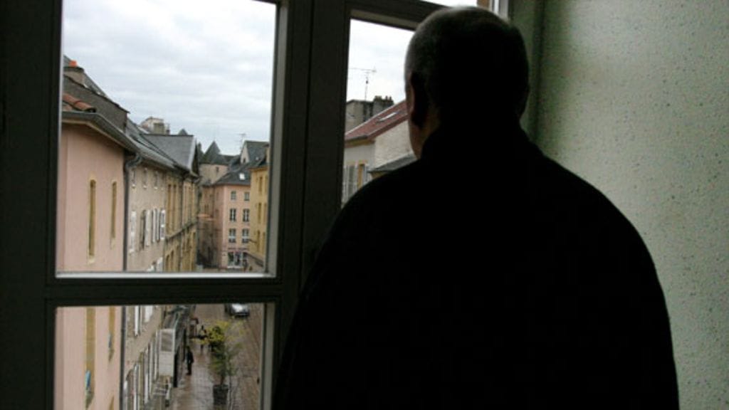 Miten tunnistaa omaisen epätoivo? Kuvan henkilö ei liity juttuun.