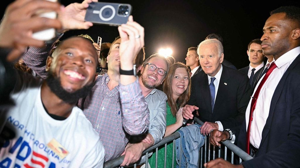 LK 28.6.2024 Presidentti Joe Biden poseeraa lentokentälle kerääntyneiden kannattajiensa kanssa saapuessaan Raleigh-Durhamin kansainväliselle lentokentälle Morrisvilleen, Pohjois-Carolinaan, varhain 28. kesäkuuta 2024.