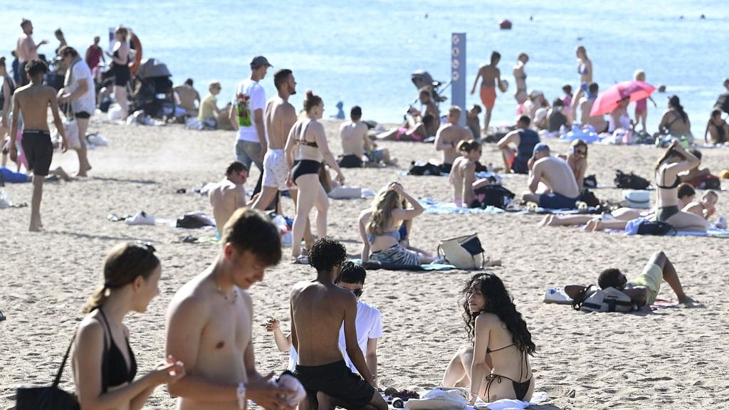 LK 28.6.2024 Lämpimän kesäpäivän viettoa Hietaniemen uimarannalla Helsingissä 28. kesäkuuta 2024.