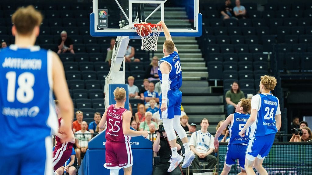 Suomen koripallomiehet kukistivat maailmanlistan kutosena olevan Latvian pistein 90-84.