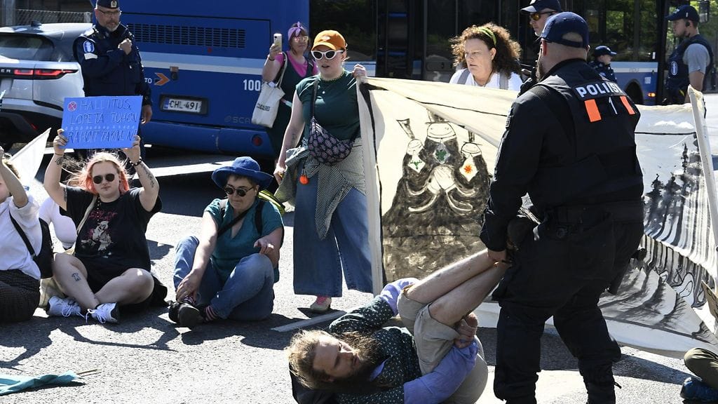 LK 28.6.2024 Poliisi siirtää mielenosoittajia ympäristöliike Elokapinan mielenosoituksessa Länsiväylän ja Porkkalankadun risteyksessä Helsingissä 28. kesäkuuta 2024.