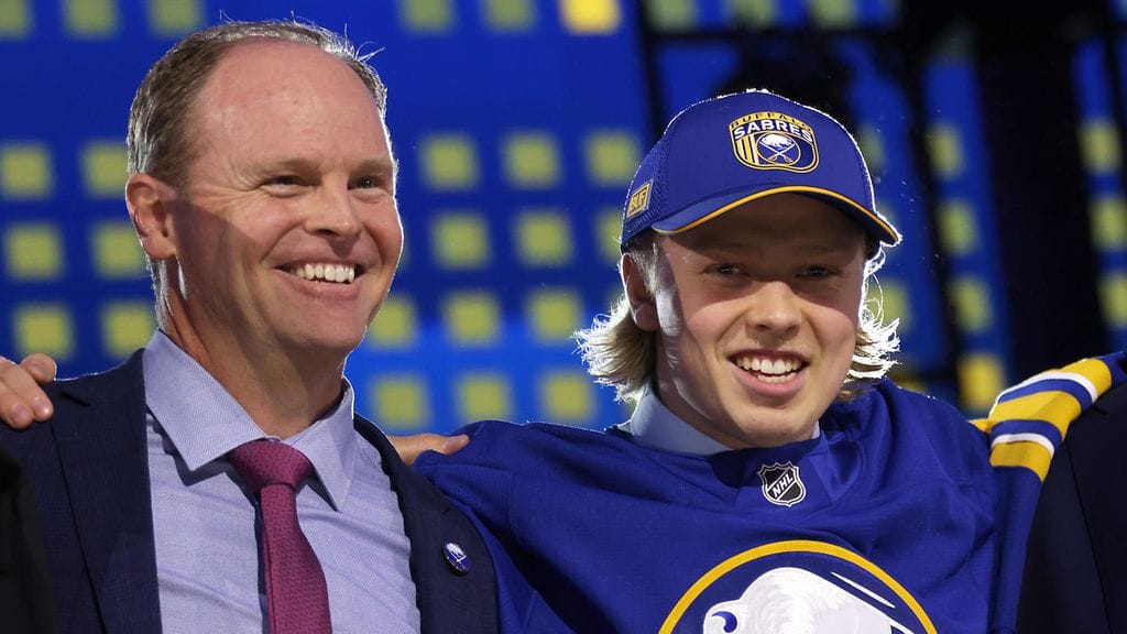 Buffalo Sabresin GM Kevyn Adams (vas.)  toivoo Konsta Heleniusta rapakon taakse mahdollisimman pian.