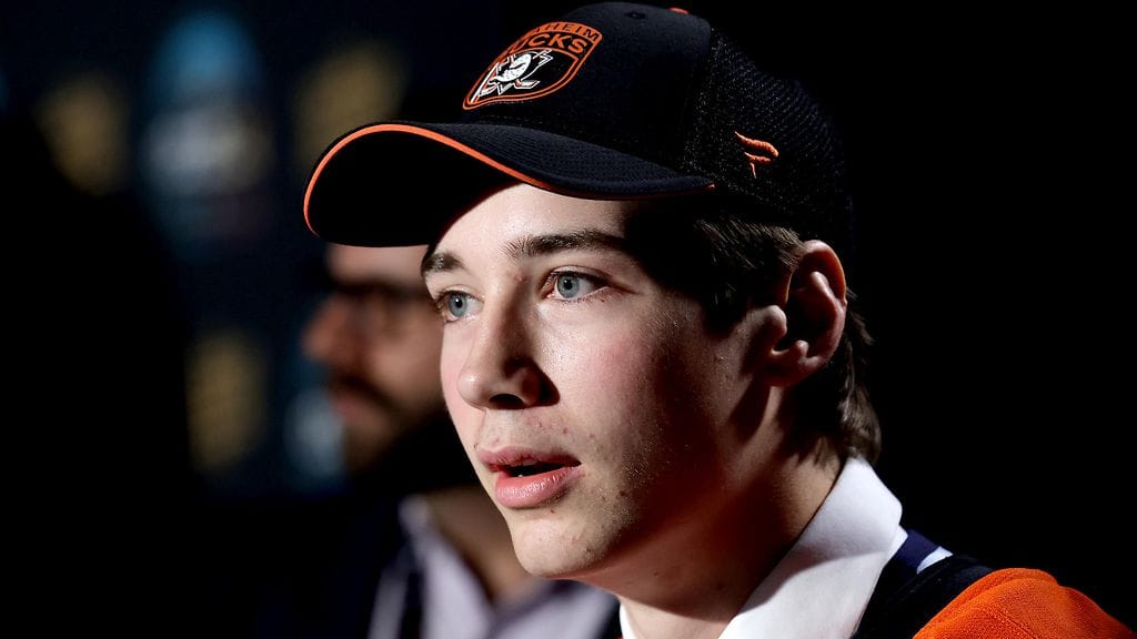 Beckett Sennecke, 18, hämmästyi kuullessaan nimensä NHL-varaustilaisuuden kolmantena pelaajana.