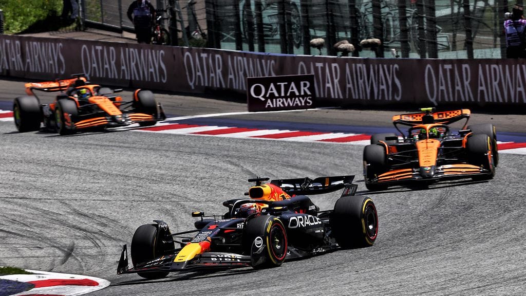 Max Verstappen ajoi Itävallan sprinttikisan voittoon.