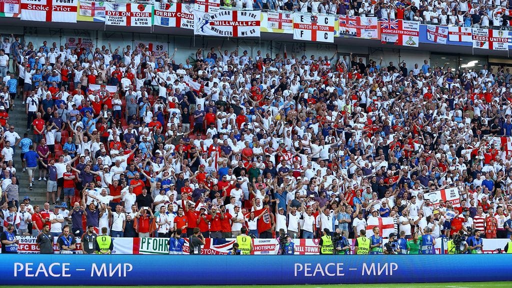 Englannin fanit saavat Gelsenkirchenissä vahvaa olutta.