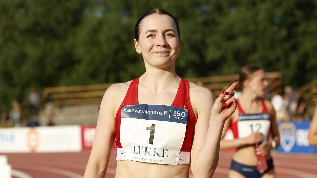 Reetta Hurske voitti loppukiritaistelussa Lotta Haralan ja rikkoi kisaennätyksen lisäksi rataennätyksen.