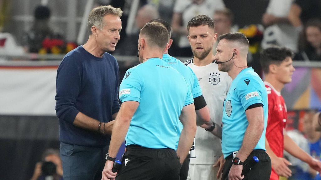 Kasper Hjulmandilla oli asiaa Michael Oliverille (kesk.) EM-ottelun aikana.